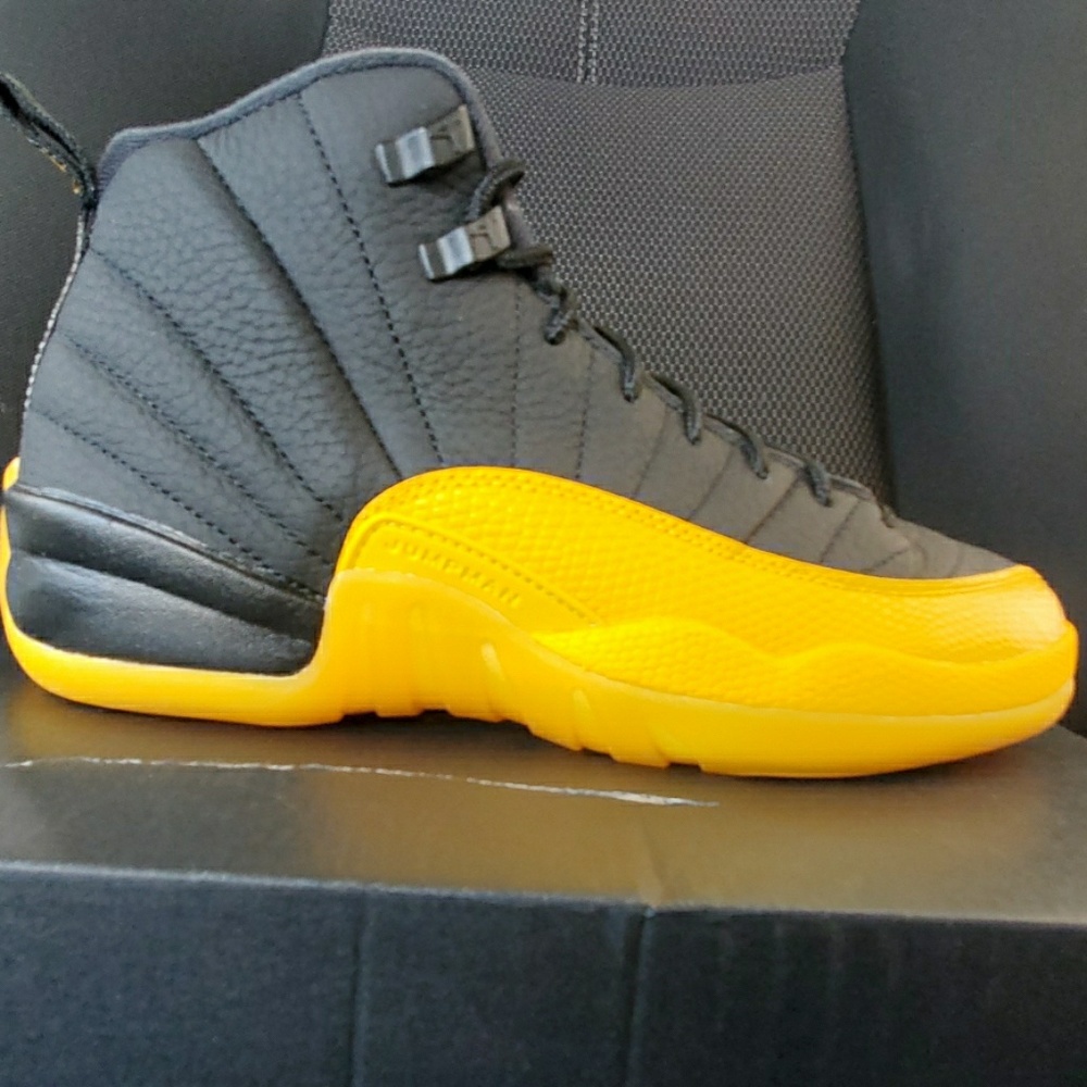 Black/University Gold-Black